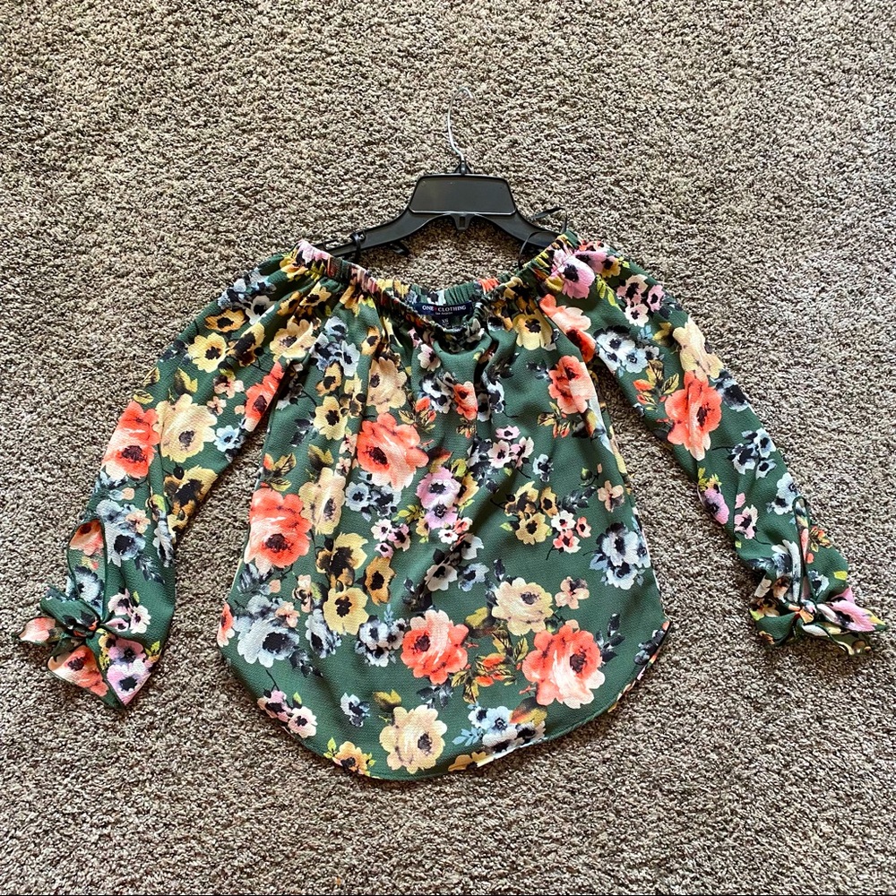 One clothing low sholder top -XS